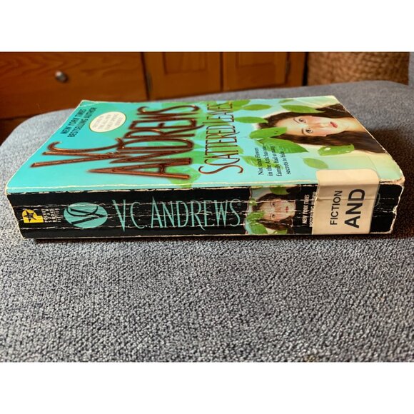 V.C. Andrews "Scattered Leaves" Paperback Novel - Picture 3 of 5